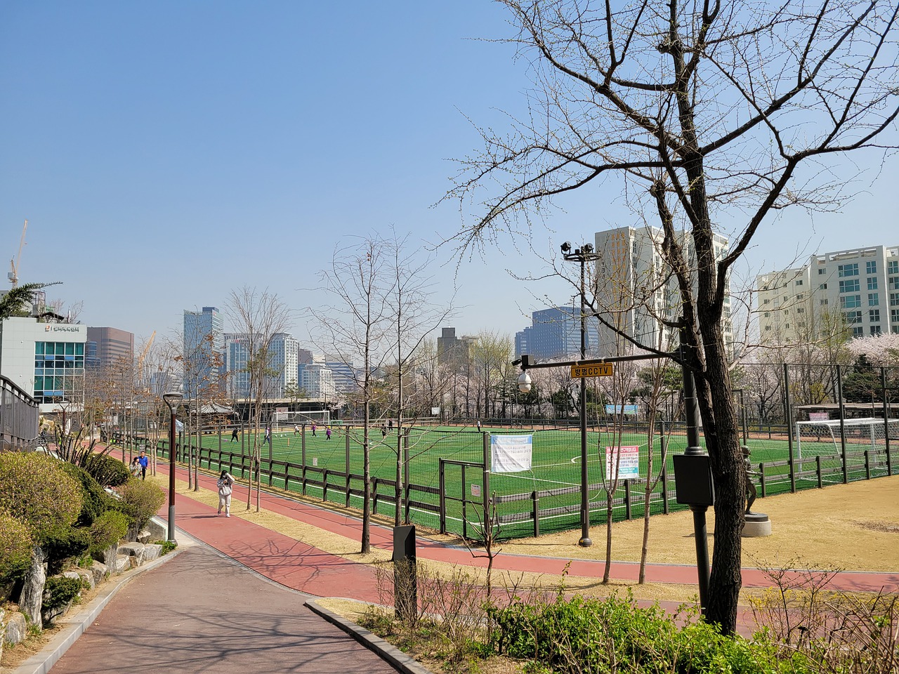 德天空：法兰克福想免签巴黎17岁的攻击型中场让热亚尔